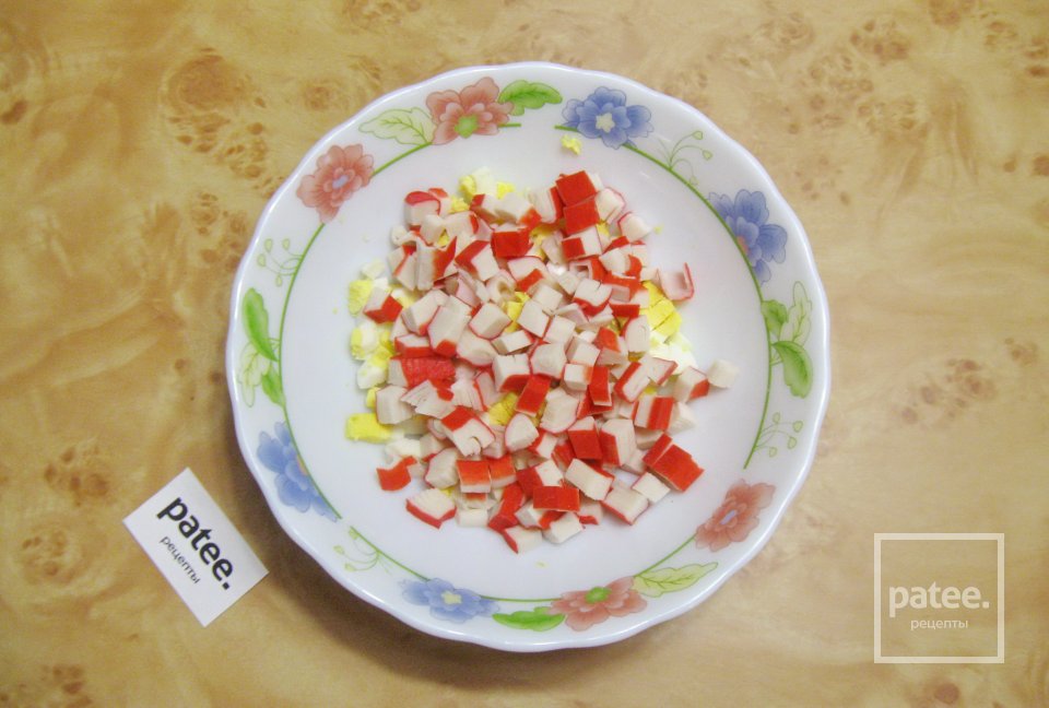 Салат с крабовыми палочками и редькой "Свинка" - Шаг 3