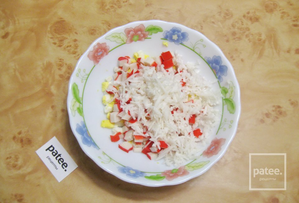 Салат с крабовыми палочками и редькой "Свинка" - Шаг 4