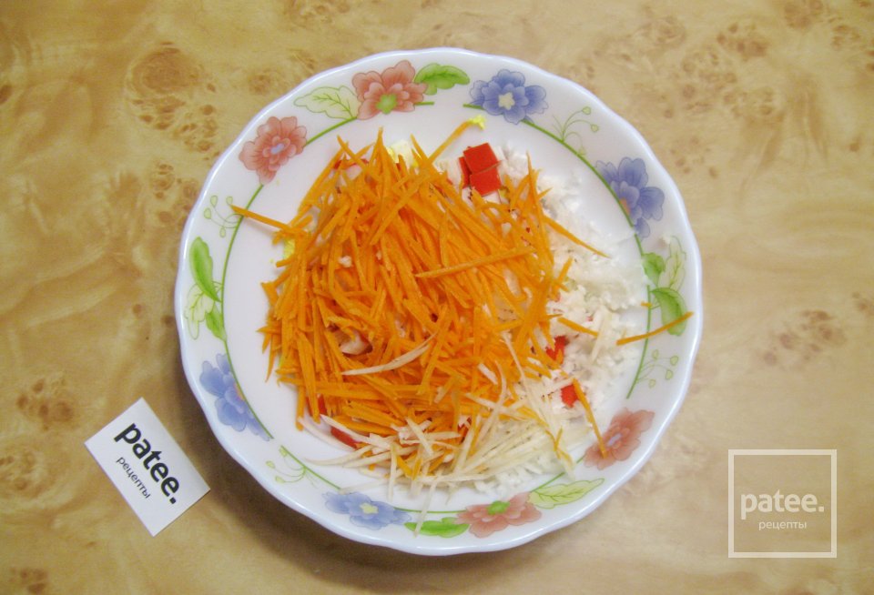 Салат с крабовыми палочками и редькой "Свинка" - Шаг 5