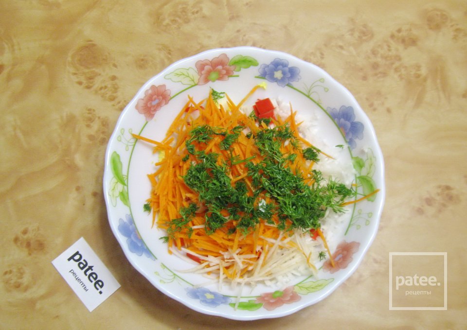 Салат с крабовыми палочками и редькой "Свинка" - Шаг 6