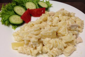 Паста с куриным филе и ананасами