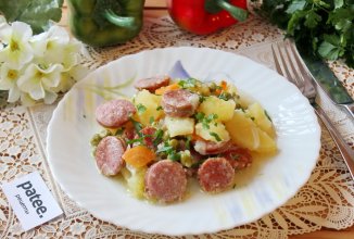 Картофель в горшочке с копчеными колбасками