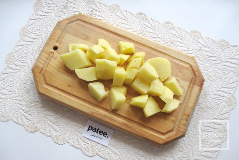 Картофель в горшочке с копчеными колбасками - Шаг 5