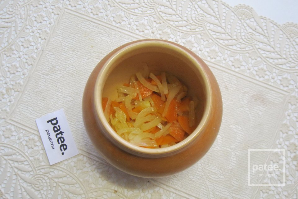 Картофель в горшочке с копчеными колбасками - Шаг 6