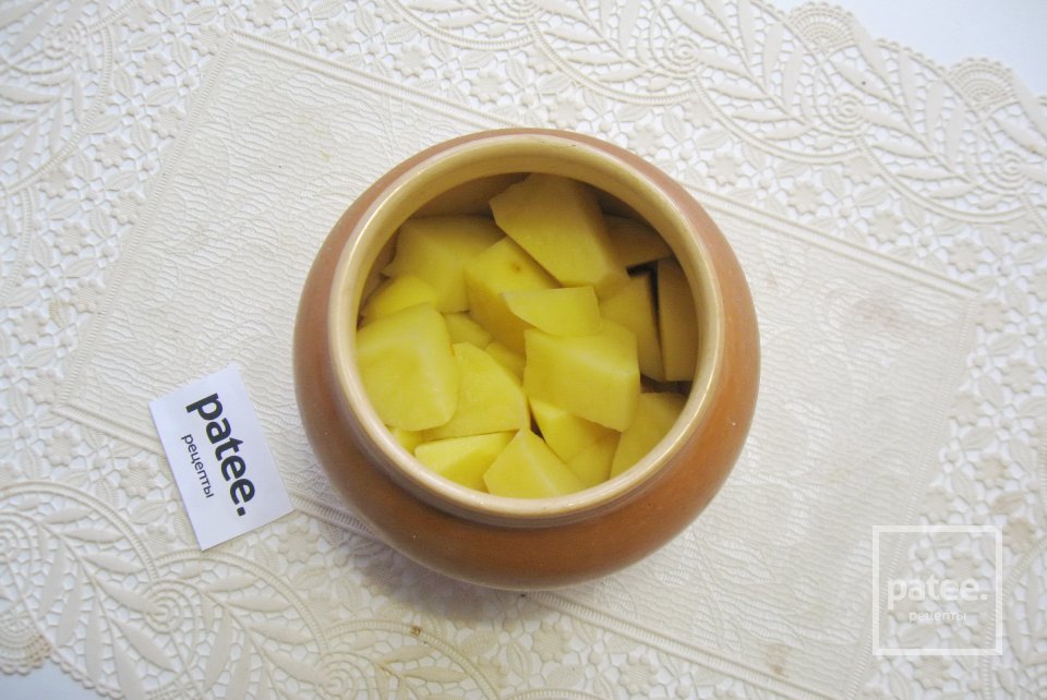 Картофель в горшочке с копчеными колбасками - Шаг 7