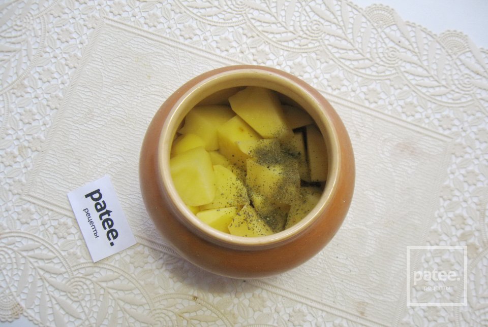 Картофель в горшочке с копчеными колбасками - Шаг 8