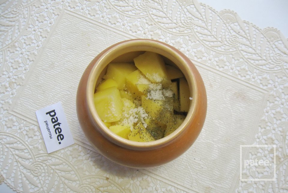 Картофель в горшочке с копчеными колбасками - Шаг 9