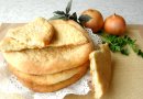 Луковые лепешки на минеральной воде (постные)