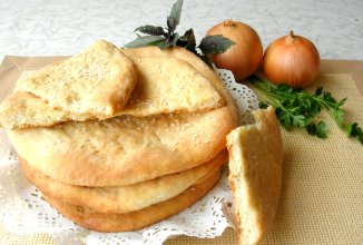 Луковые лепешки на минеральной воде (постные)