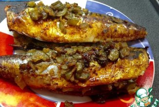 Запеченная скумбрия с солеными огурцами