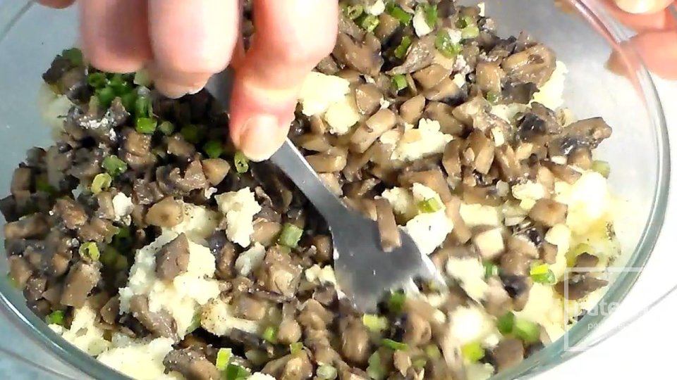 Жареные пирожки на кефире без дрожжей - Шаг 3