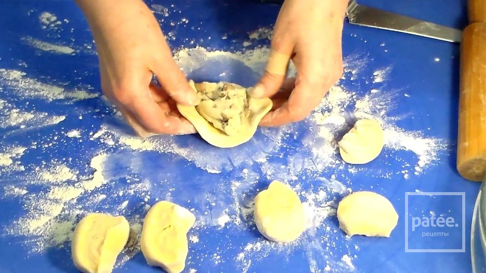 Жареные пирожки на кефире без дрожжей - Шаг 7