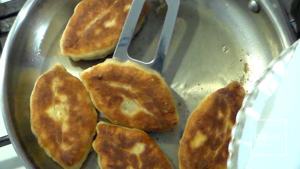 Жареные пирожки на кефире без дрожжей - Шаг 12