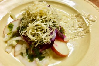 Салат из свеклы, фенхеля и яблока с мятным маслом.