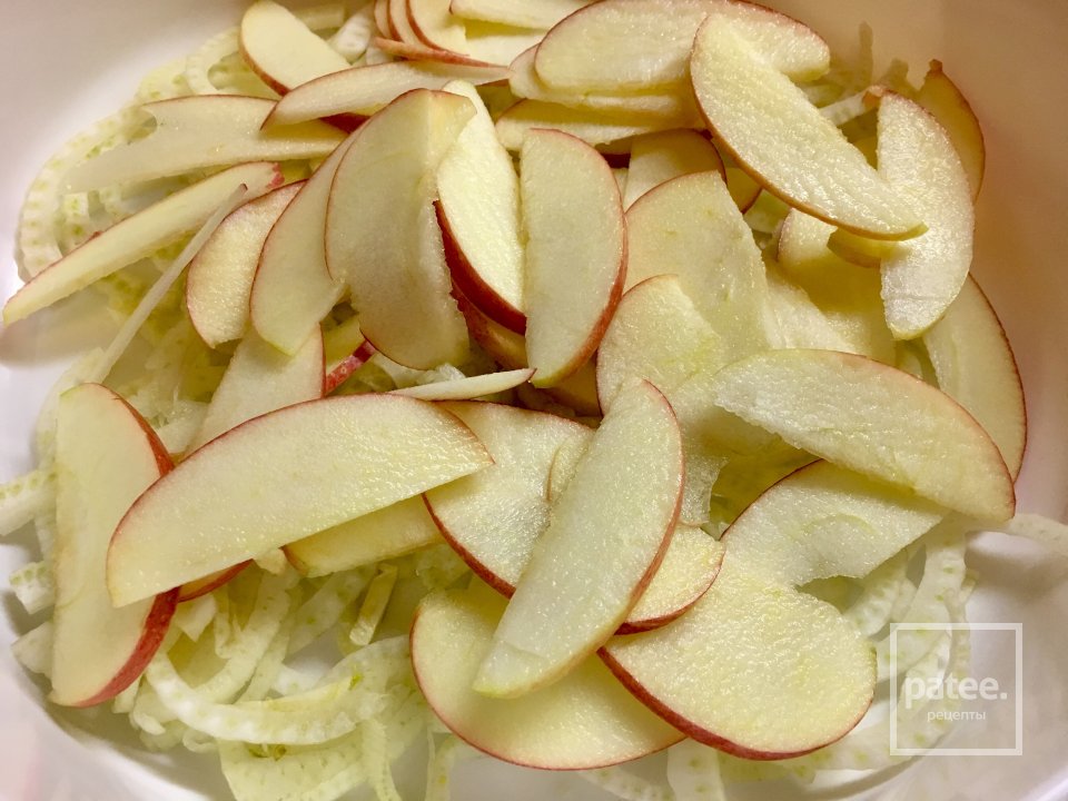 Салат из свеклы, фенхеля и яблока с мятным маслом. - Шаг 3