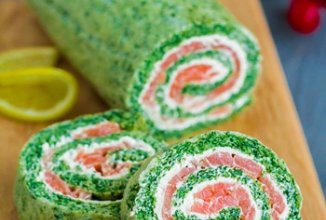 Рулет из шпината с семгой