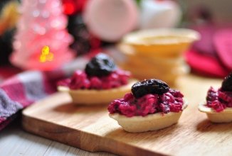 Салат «Свекольный» с чесноком и творожным сыром