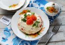 Слоёный салат с курицей и помидором