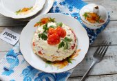 Слоёный салат с курицей и помидором