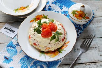 Слоёный салат с курицей и помидором