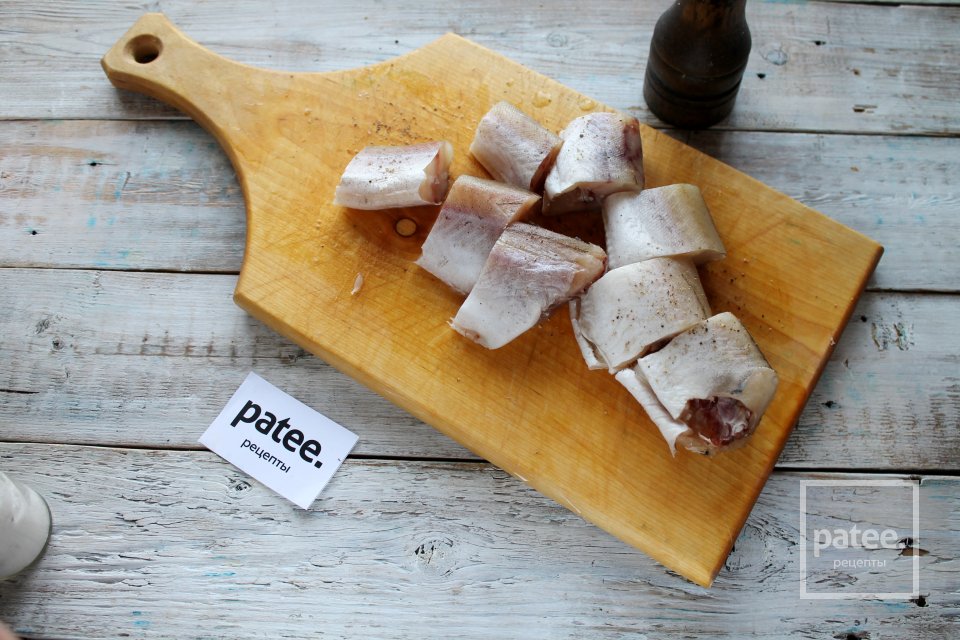 Минтай с мускатным орехом в сметане на сковороде - Шаг 4