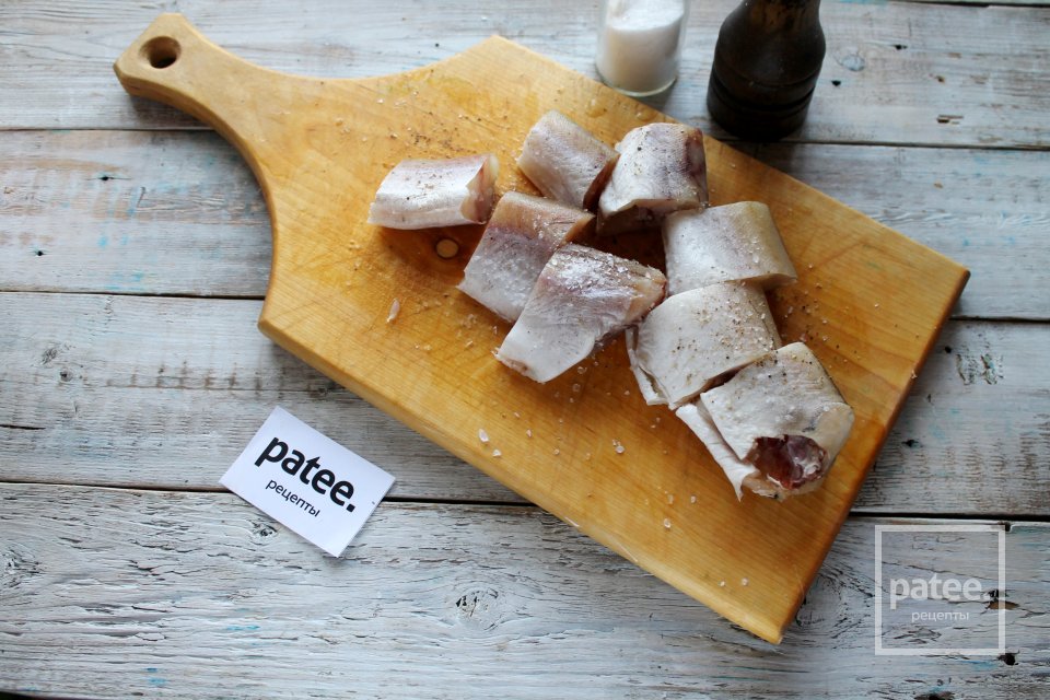 Минтай с мускатным орехом в сметане на сковороде - Шаг 5