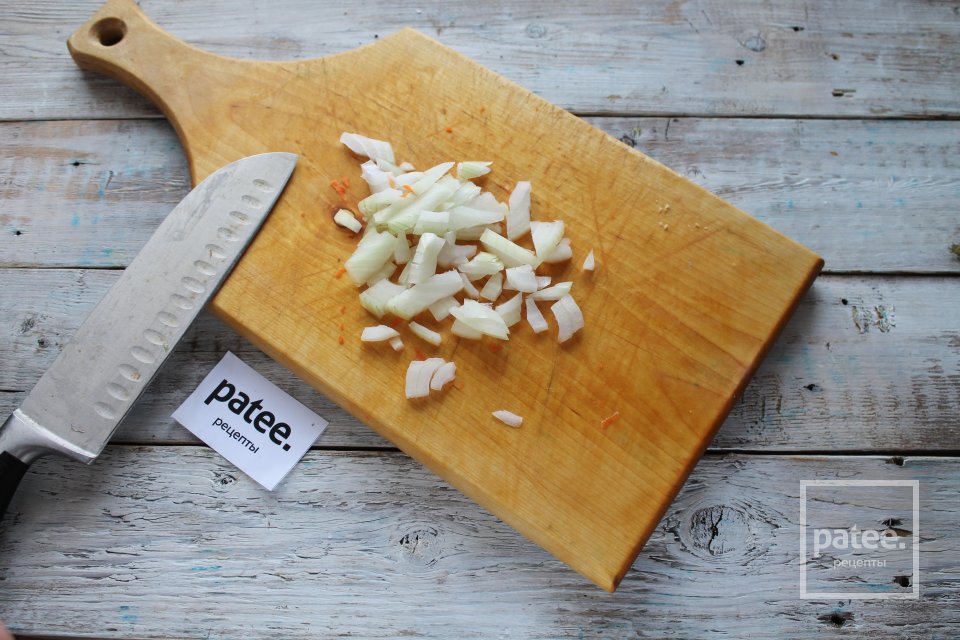 Минтай с мускатным орехом в сметане на сковороде - Шаг 6