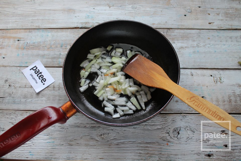 Минтай с мускатным орехом в сметане на сковороде - Шаг 7