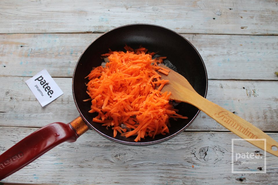 Минтай с мускатным орехом в сметане на сковороде - Шаг 9