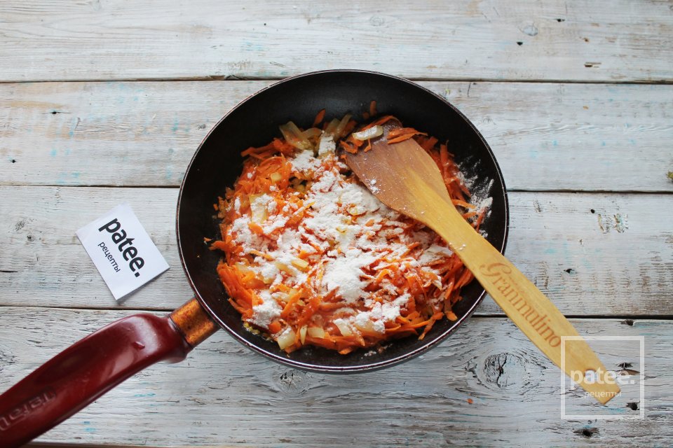 Минтай с мускатным орехом в сметане на сковороде - Шаг 10