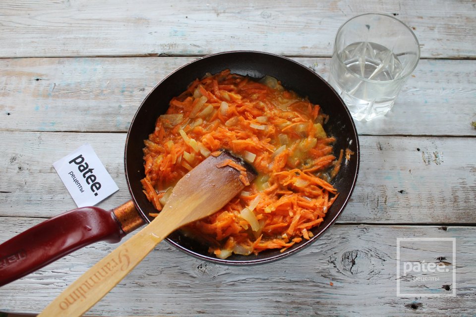 Минтай с мускатным орехом в сметане на сковороде - Шаг 11