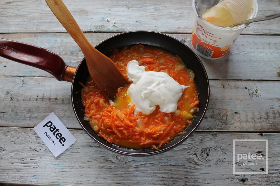 Минтай с мускатным орехом в сметане на сковороде - Шаг 12