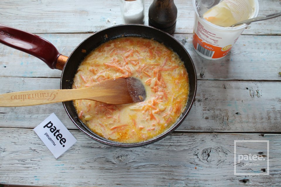 Минтай с мускатным орехом в сметане на сковороде - Шаг 13