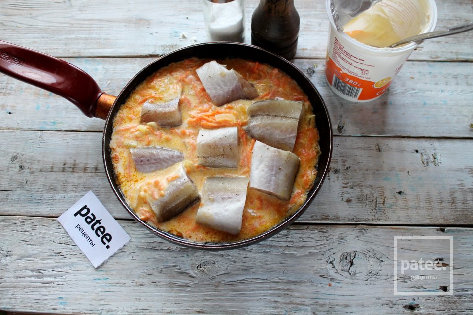 Минтай с мускатным орехом в сметане на сковороде - Шаг 14