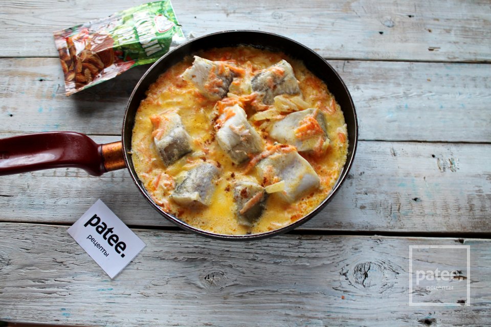 Минтай с мускатным орехом в сметане на сковороде - Шаг 15