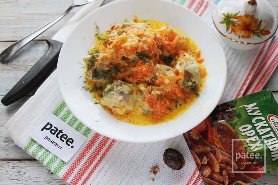 Минтай с мускатным орехом в сметане на сковороде - Шаг 16