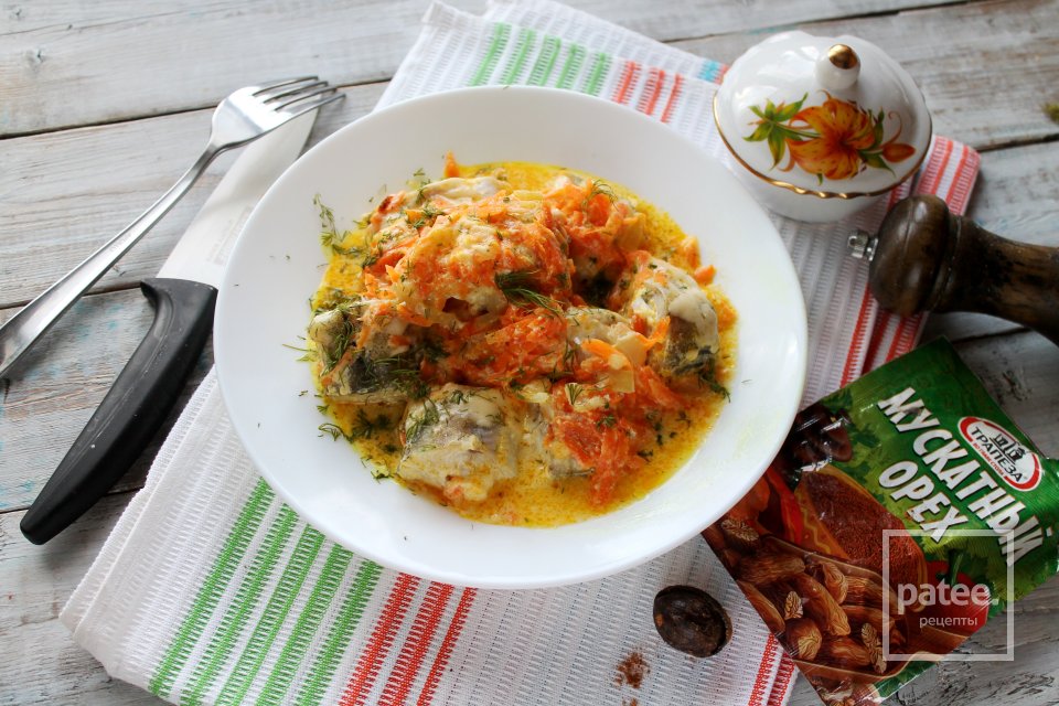 Минтай с мускатным орехом в сметане на сковороде - Шаг 17