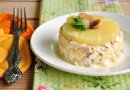 Салат куриный с грибами и ананасами