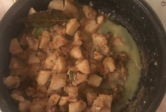 Жареная картошка с тушёнкой в томатной пасте