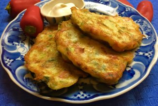 Оладьи из кабачков с сыром и сосисками.