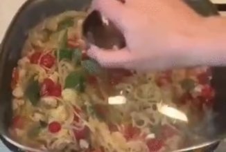 Спагетти с курицей и овощами