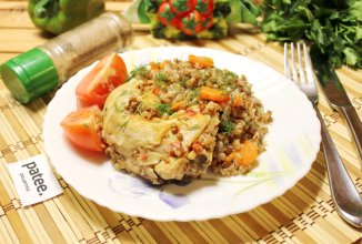 Куриные окорочка с гречкой и помидорами