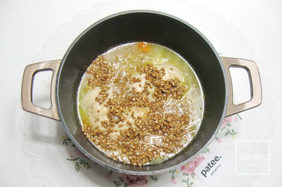 Куриные окорочка с гречкой и помидорами - Шаг 6