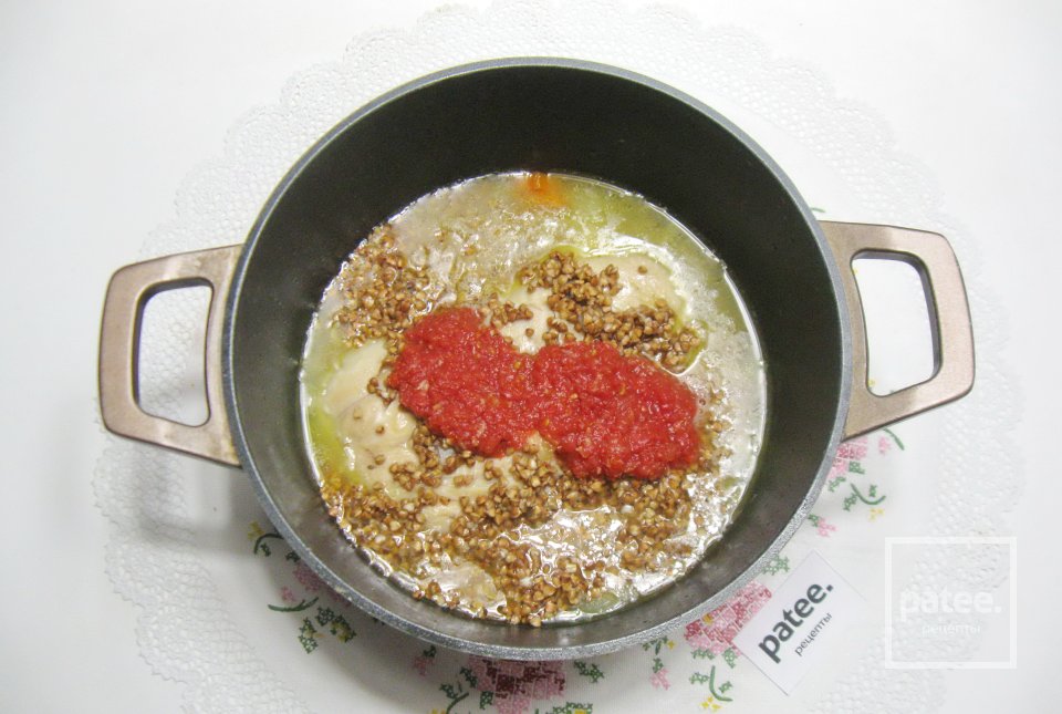 Куриные окорочка с гречкой и помидорами - Шаг 7