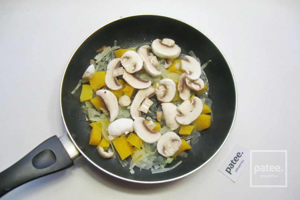 Куриная печень с тыквой и грибами - Шаг 4