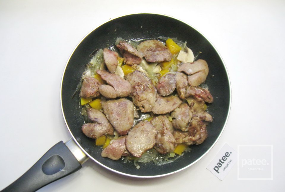 Куриная печень с тыквой и грибами - Шаг 8