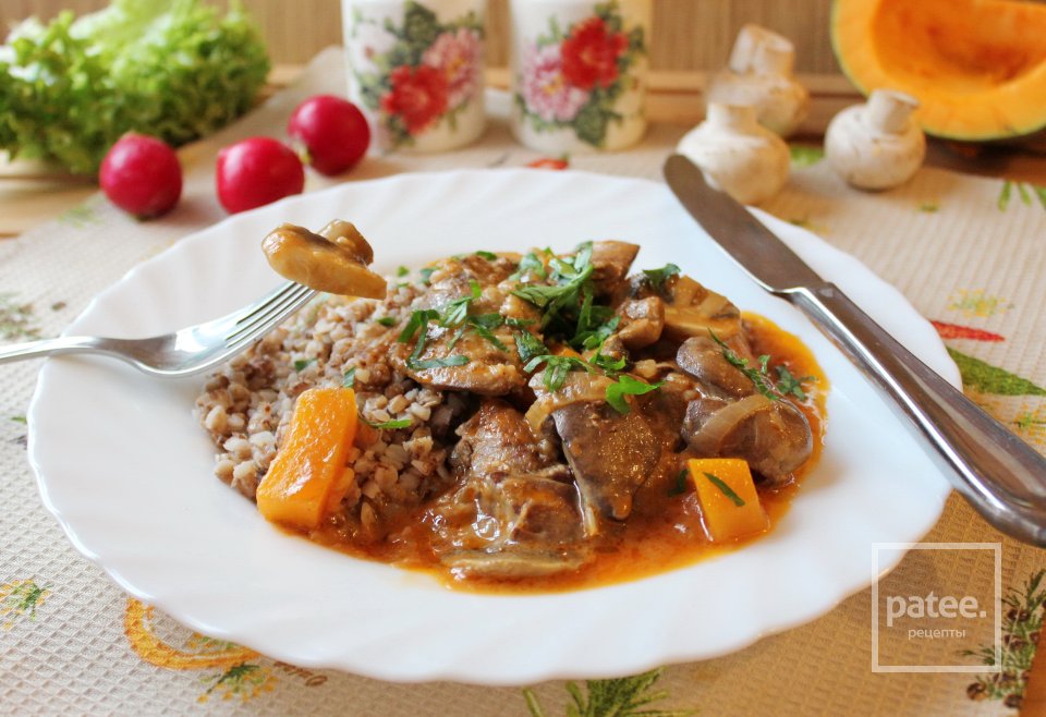 Куриная печень с тыквой и грибами - Шаг 13