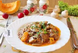 Куриная печень с тыквой и грибами