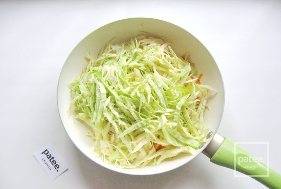 Пирог из лаваша с тушеной капустой - Шаг 4