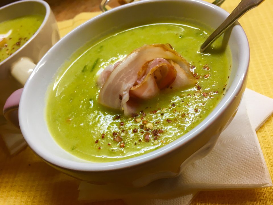 Крем-суп из зелёного горошка.